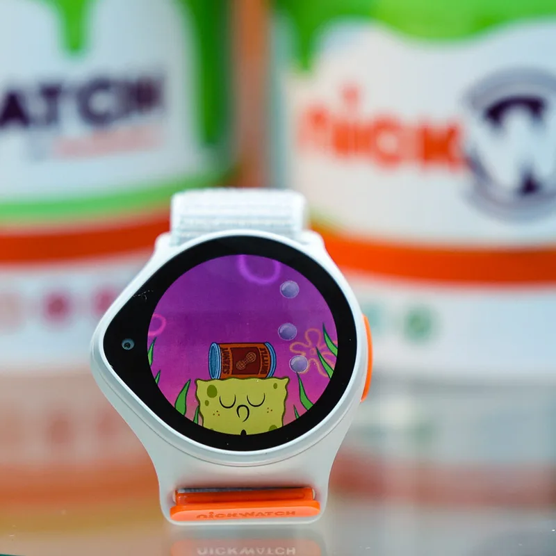 ילד מרים את היד עם NickWatch