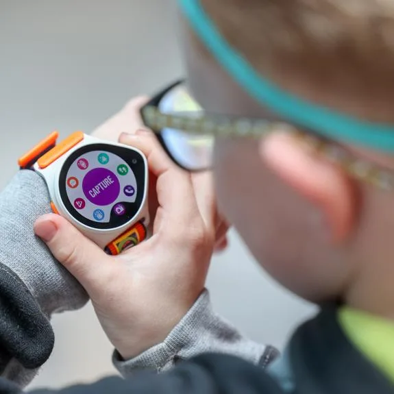 NickWatch על יד של ילד